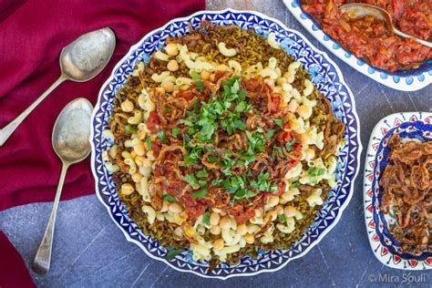  Koshari: Uma Sinfonia de Grãos e Legumes Temperados com um Toque Picante Egípcio!