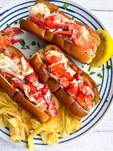  Lobster Roll - Uma explosão de sabor marítimo em um pão macio e leve!