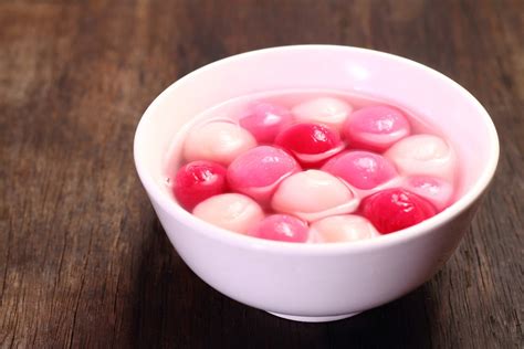  Banhua Tangyuan: Uma explosão de sabores cremosos e texturas macias que te levarão numa viagem inesquecível ao coração da culinária chinesa!