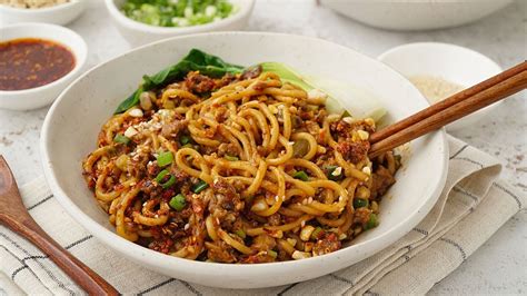  Dan Dan Mian: Uma Sinfonia Picante de Sabores com Texturas Irresistíveis!