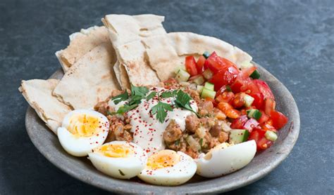  Ful Medames: Uma explosão de sabor terroso misturado com toques frescos e cítricos!