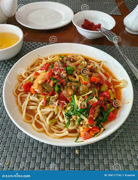  Lagman de Urumqi: Uma Sinfonia de Massa Fresca e Carne Picante em um Caldo Acolhedor!