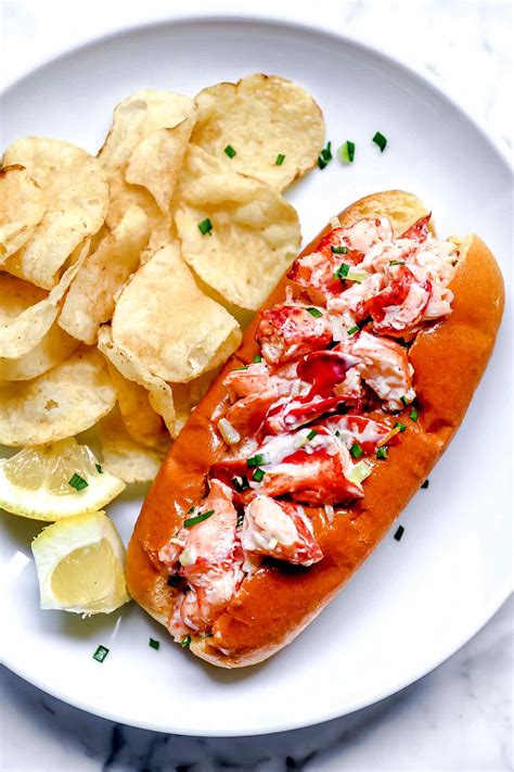  Lobster Roll: Uma Sinfonia de Marisco Fresco e Pão Crocante Perfeito para Celebrar a Arte da Culinária de Falmouth!