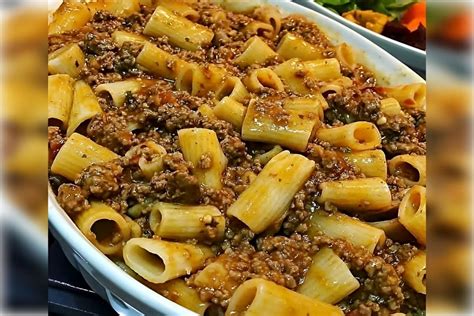  Macarrão de Grãos Tosados com Carne Picada: Uma Sinfonia de Texturas Crujentes e Sabores Picantes que Irrompem no Paladar!