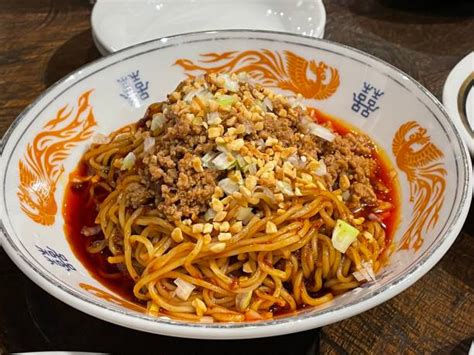  Noodles de carne picante e azedo: Uma dança saborosa de temperos audaciosos e texturas irresistíveis?