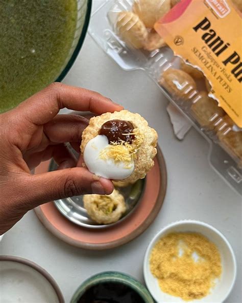  Pani Puri: Uma Explosão de Sabores Picantes e Texturas Crocantes em Benares!