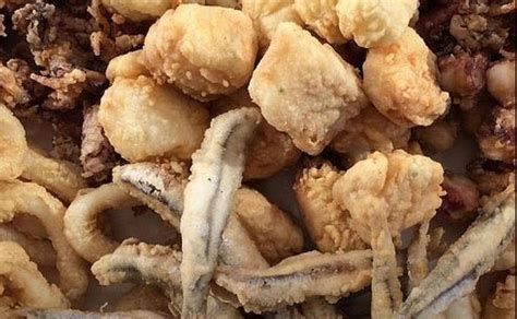  Pescaíto Frito: Uma Sinfonia Crocante de Sabores do Mar na Vibrante Málaga!