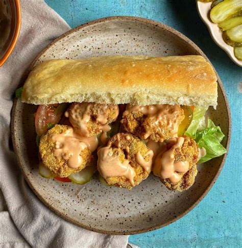 Po’Boys de Camarão: Uma Sinfonia Cremosa de Frutos do Mar Embrulhada em Pão Crocante!