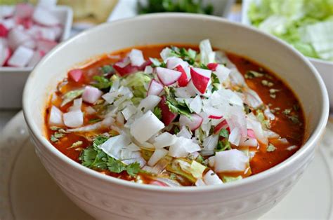 Pozole! Uma sopa reconfortante com sabores vibrantes de carne e especiarias!