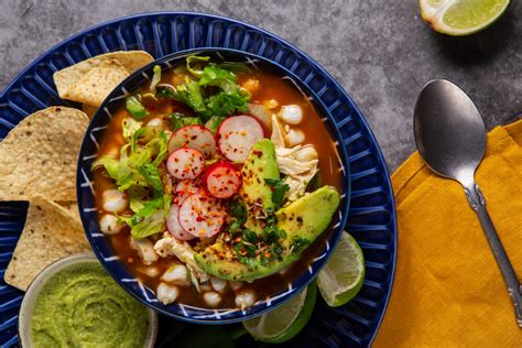 Pozole Enfrijolado: Uma Sinfonia de Sabores Picantes e Confortáveis que Irrompem na Sua Alma!