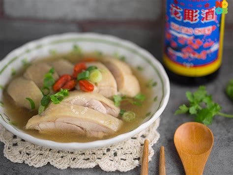  Shaoxing Drunken Chicken: Uma Sinfonia de Sabores Inebriantes e Texturas Irresistíveis?