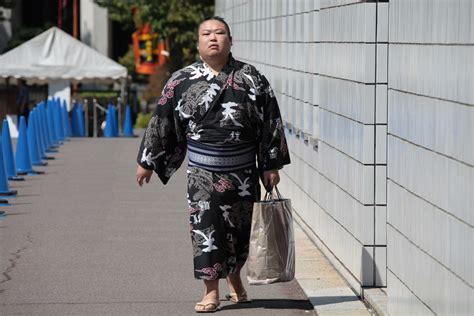 大相撲 着物の おばさん と 現代社会の 奇妙な 接点