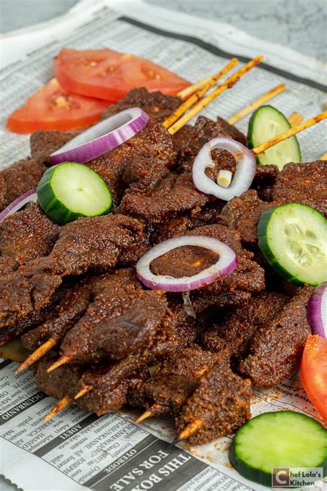  Suya: Uma Sinfonia de Especiarias Que Explodem na Boca e um Banquete para os Sentidos!