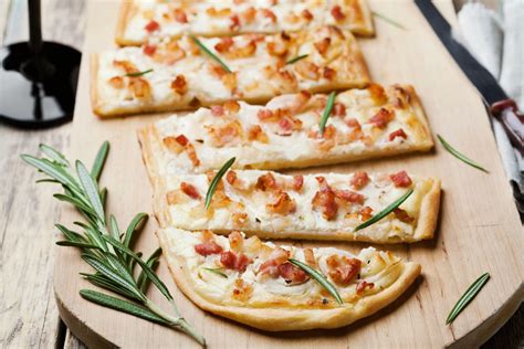  Tarte Flambée: Uma Explosão de Sabores da Alsácia Francesa!